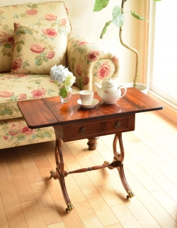 アンティーク家具 アンティークのテーブル リビングルームのアンティーク家具、バタフライテーブル（伸張式のコーヒーテーブル）