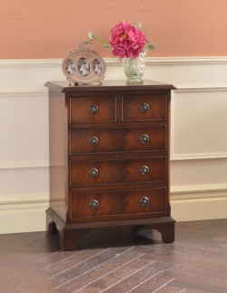 アンティーク家具 アンティークのチェスト ベッドルームで使えるアンティーク家具、英国輸入のマホガニー材スモールチェスト