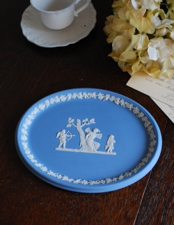 アンティーク雑貨  美しいレリーフに魅了されるアンティークのジャスパーウェア、ウェッジウッドプレート（Wedgwood）