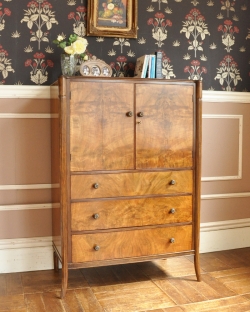 アンティーク家具 アンティークのチェスト 表情豊かなウォルナット材の木目がとっても美しい、アンティークのカップボードチェスト（食器棚）