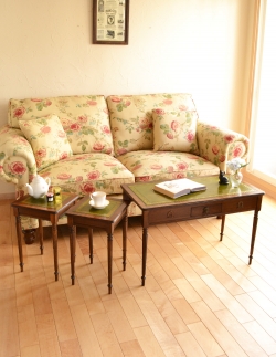 アンティーク家具 アンティークのテーブル リビングや寝室など幅広く使えるアンティークのネストテーブル（３台セット）