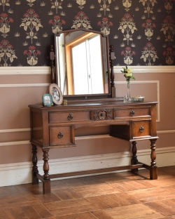 アンティーク家具 アンティークのドレッサー 英国のアンティーク家具、お花の彫りが美しいオーク材のドレッサー