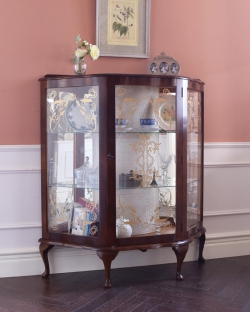アンティーク家具 アンティークのキャビネット ウォルナット材のアンティーク家具、ガラスの装飾も美しいミラー付きガラスキャビネット