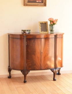 アンティーク家具 アンティークのキャビネット 優雅な曲線が美しい英国のアンティーク家具、マホガニー材のカップボード