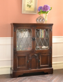 アンティーク家具 アンティークのキャビネット イギリスから届いたアンティーク家具、ケイム材のガラス戸が美しいブックケース（本棚）