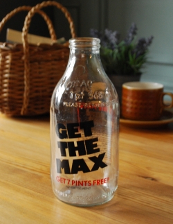 アンティーク雑貨 アンティークビン・香水瓶 イラスト入りで可愛いイギリスの牛乳ビン、アンティークガラスボトル（GET THE MAX）