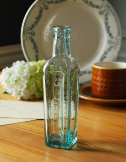 アンティーク雑貨  ガラスのアンティークエンボスボトル、お洒落なインテリア雑貨