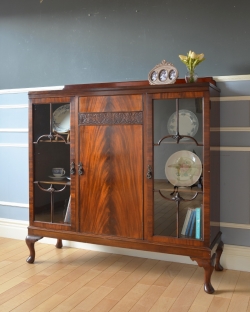 アンティーク家具 アンティークのキャビネット アンティークの収納家具、たっぷり入る優雅なデザインのガラスブックケース（本棚）