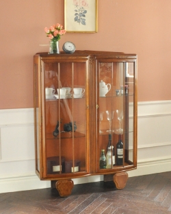 アンティーク家具 アンティークのキャビネット イギリスのキレイなアンティーク家具、お花の彫りが刻まれた明るい色のガラスキャビネット