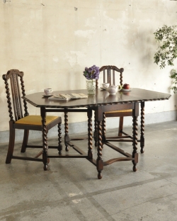 アンティーク家具 アンティークダイニングテーブル 上品な英国のアンティーク家具、脚のツイストラインが美しい伸張式のゲートレッグテーブル