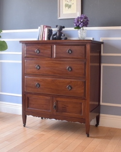 アンティーク家具 アンティークのチェスト 英国家具らしいアンティーク家具、美しいカップボードチェスト