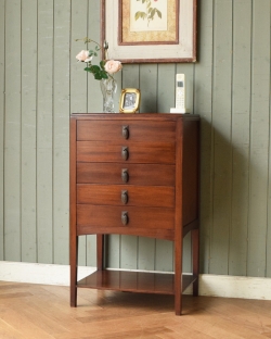 アンティーク家具 アンティークのチェスト アンティークの英国家具、サイドテーブルにもなるミュージックキャビネット(マホガニー材)