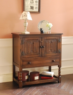 アンティーク家具 アンティークのキャビネット アンティークのサイドボード、英国らしい重厚なキャビネット