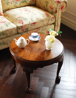 アンティーク家具 アンティークのテーブル 脚の装飾の美しいコーヒーテーブルで楽しむカフェタイム、ウォルナット材のアンティーク家具