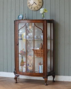 アンティーク家具 アンティークのキャビネット 初めての方にも人気なアンティーク家具、ハートの模様が入ったなガラスキャビネット
