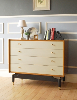 アンティーク家具 アンティークのチェスト Gプランの北欧テイストのインテリア、サニーオーク&チャイニーズホワイトチェスト