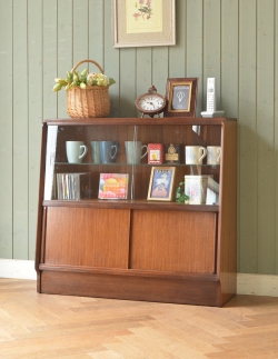 アンティーク家具 アンティークのキャビネット 北欧スタイルのヴィンテージ家具、G-planのキャビネット（ディスプレイキャビネット）