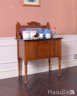 アンティーク家具 アンティークのキャビネット 英国輸入家具、タイルにひと目惚れしたアンティークウォッシュスタンド