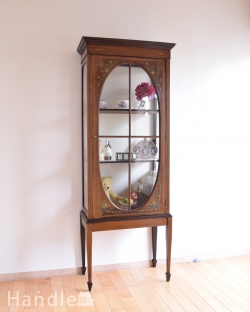 アンティーク家具 アンティークのキャビネット リボンやお花がデザインされたアンティークの英国家具、ガラスキャビネット(飾り棚