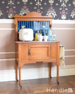 アンティーク家具 アンティークのキャビネット 鮮やかなブルーのタイルが印象的なアンティークのウォッシュスタンド