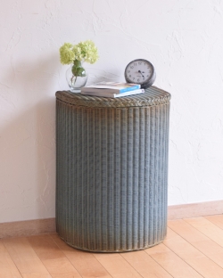 アンティーク家具 おしゃれサイドテーブル LLOYD LOOMのアンティーク家具、ハーフムーン型のランドリーボックス