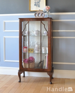 アンティーク家具 アンティークのキャビネット 英国のコンパクトなアンティーク家具、ウォルナット材のガラスキャビネット （飾り棚）