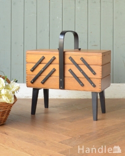 アンティーク家具 ソーイングボックス 脚付きのアンティークソーイングボックス、ブラックのライン入り（裁縫箱）