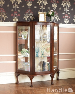 アンティーク家具 アンティークのキャビネット ゴールドの美しい模様を描いた扉付きのアンティークガラスキャビネット(飾り棚)