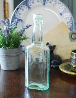 アンティーク雑貨 背の高いガラスボトル、淡いグリーンのエンボス入りボトル