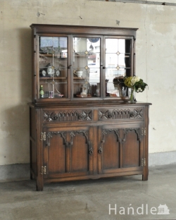 アンティーク家具 アンティークのキャビネット ステンドグラス入りのアンティーク英国家具、お花の彫りが美しいカップボード