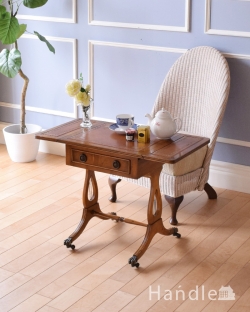 アンティーク家具 アンティークのテーブル 折りたたみができて便利！英国アンティークのコーヒーテーブル