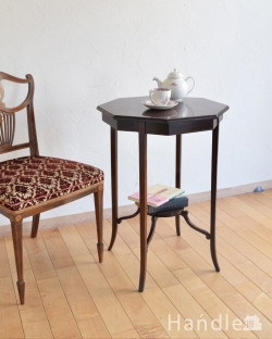 アンティーク家具 アンティークのテーブル お花の装飾が付いた天板が美しいアンティーク　オケージョナルテーブル