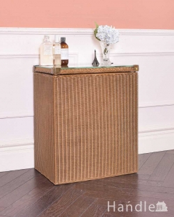 アンティーク家具 おしゃれサイドテーブル サイドテーブルにもなる、ガラス天板付きのアンティークランドリーボックス（ゴールド）