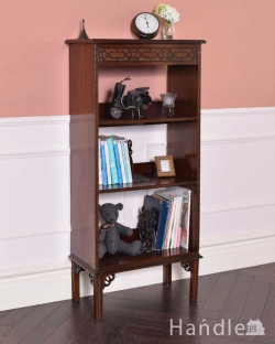 アンティーク家具 アンティークのキャビネット 繊細な装飾が美しい英国アンティーク、自由に収納できるオープンシェルフ