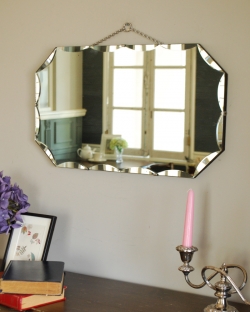 アンティーク雑貨 縁どりのレースカットがきらめく、美しい横長のアンティークカッティングミラー