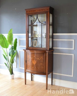 アンティーク家具 アンティークのキャビネット 繊細な象嵌の装飾が美しい、アンティークガラスキャビネット