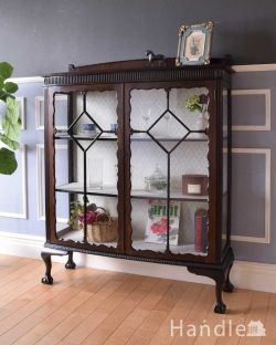 アンティーク家具 アンティークのキャビネット 上品な佇まいの英国アンティーク家具、高級感たっぷりのガラスキャビネット