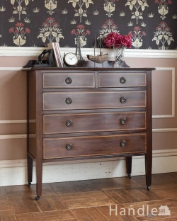 アンティーク家具 アンティークのチェスト たっぷり収納で便利に大活躍してくれる、キャスター付きの英国アンティークチェスト