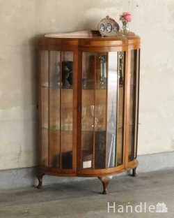 アンティーク家具 アンティークのキャビネット 180度から覗けるハーフムーンのアンティークガラスキャビネット（ショーケース） 