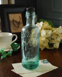 アンティーク雑貨 アンティークビン・香水瓶 「WHIT」の可愛いロゴがアクセント、蓋付きのアンティークガラスボトル