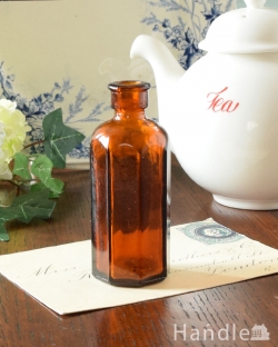 アンティーク雑貨 アンティークビン・香水瓶 イギリスから届いたアンティーク雑貨、茶色の小さなガラスボトル