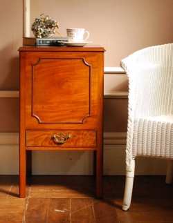 アンティーク家具  1950年代のアンティーク ベッドサイド カップボード