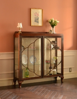 アンティーク家具 アンティークのキャビネット 美しいアンティーク家具、マホガニー材のガラスキャビネット