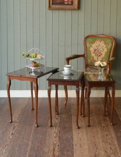 アンティーク家具 アンティークのテーブル 英国スタイルのアンティーク家具、3つセットのネストテーブル