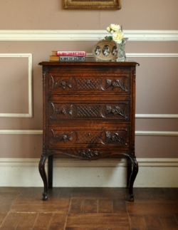 アンティーク家具 美しいアンティークの南仏家具、オーク材の3段チェスト