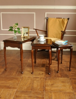 アンティーク家具 アンティークのテーブル 英国のアンティーク家具、ウォルナット材のネストテーブル