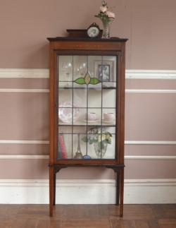 アンティーク家具  華やかなアンティーク家具、ステンドグラスの扉のキャビネット（飾り棚）