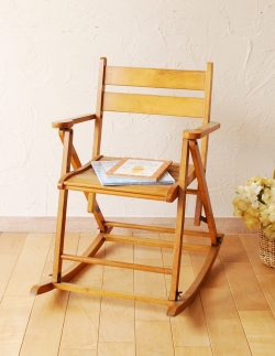アンティークチェア・椅子 チャイルドチェア 温かな雰囲気のアンティークチェア、木製のチャイルドロッキングチェア