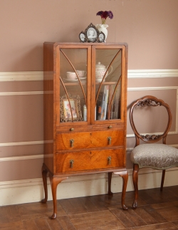 アンティーク家具 ウォルナット材のアンティークの英国家具、デスク付きのガラスキャビネット