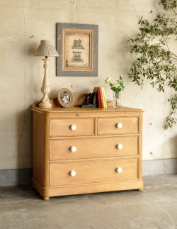 アンティーク家具  特別な人への贈り物にアンティーク家具、可愛いパイン材のチェスト
